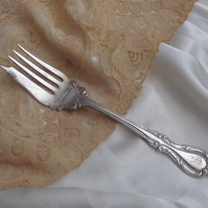 Forchetta da portata grande in argento antico, modello Joan 1896, mono R, rara!