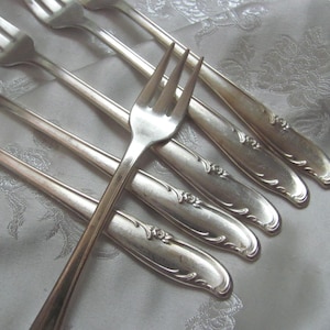 Allure II Pattern 1959 // 6 Silver Plate Crab Seafood Olive Oyster Pickle Cocktail Forks // Silverware Flatware Cutlery