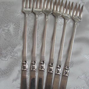 Morning Star Pattern // 6 Silver Plate Crab Seafood Shellfish Oyster Pickle Olive Cocktail Forks // Vintage Antique Silverware Flatware