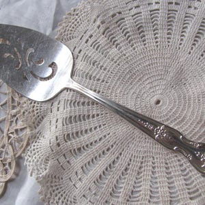 Tarta Magnolia - Servidor de postres para tarta perforada con placa de plata vintage - Patrón de inspiración Magnolia de 1951