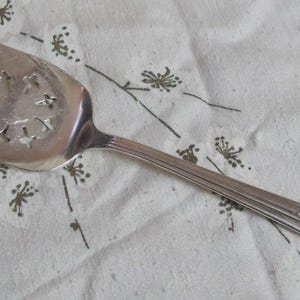 Vintage Silver Plate Cake Pie Dessert Server - 10&quot; No mono Camelia // Vintage Antique Silverware Flatware Cutlery