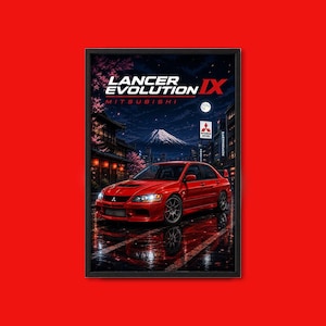 Może przedstawiać: Oprawiony plakat przedstawiający czerwony samochód Mitsubishi Lancer Evolution IX zaparkowany nocą na mokrej miejskiej ulicy. W tle widać górę, kwiaty wiśni i pełnię księżyca. Napis na plakacie brzmi LANCER EVOLUTION IX MITSUBISHI w kolorze białym i czerwonym.