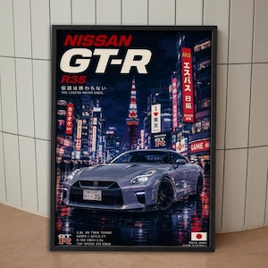Könnte beinhalten: Ein gerahmtes Poster mit einem silbernen Nissan GT-R R35, der nachts auf einer nassen Stadtstraße steht. Der Hintergrund zeigt ein lebendiges Stadtbild von Tokio mit Neonschildern, dem Tokyo Tower und dem Text NISSAN GT-R R35 THE LEGEND NEVER ENDS.
