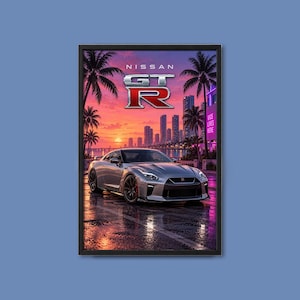 Könnte beinhalten: Ein gerahmter Kunstdruck, der einen silbernen Nissan GT-R Sportwagen auf einer nassen Asphaltfläche zeigt. Der Hintergrund zeigt einen lebendigen Sonnenuntergang über einer Skyline mit Palmen und dem Text NISSAN GT-R in metallischer Schrift.