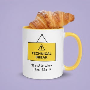 Puede incluir: Taza de cer&aacute;mica blanca con asa y borde amarillos, con el texto "TECHNICAL BREAK" en un letrero amarillo. La taza tambi&eacute;n tiene el texto "I'll end it when I feel like it". Un cruas&aacute;n est&aacute; encima de la taza.