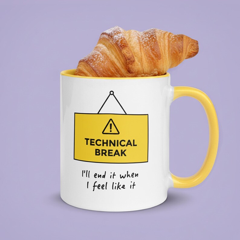 Puede incluir: Taza de cer&aacute;mica blanca con asa y borde amarillos, con el texto "TECHNICAL BREAK" en un letrero amarillo. La taza tambi&eacute;n tiene el texto "I'll end it when I feel like it". Un cruas&aacute;n est&aacute; encima de la taza.