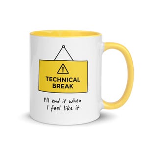 Puede incluir: Taza de cer&aacute;mica blanca con interior y asa amarillos. La taza presenta un letrero rectangular amarillo con las palabras "TECHNICAL BREAK" y un s&iacute;mbolo de exclamaci&oacute;n. Debajo del letrero est&aacute; el texto "I'll end it when I feel like it."