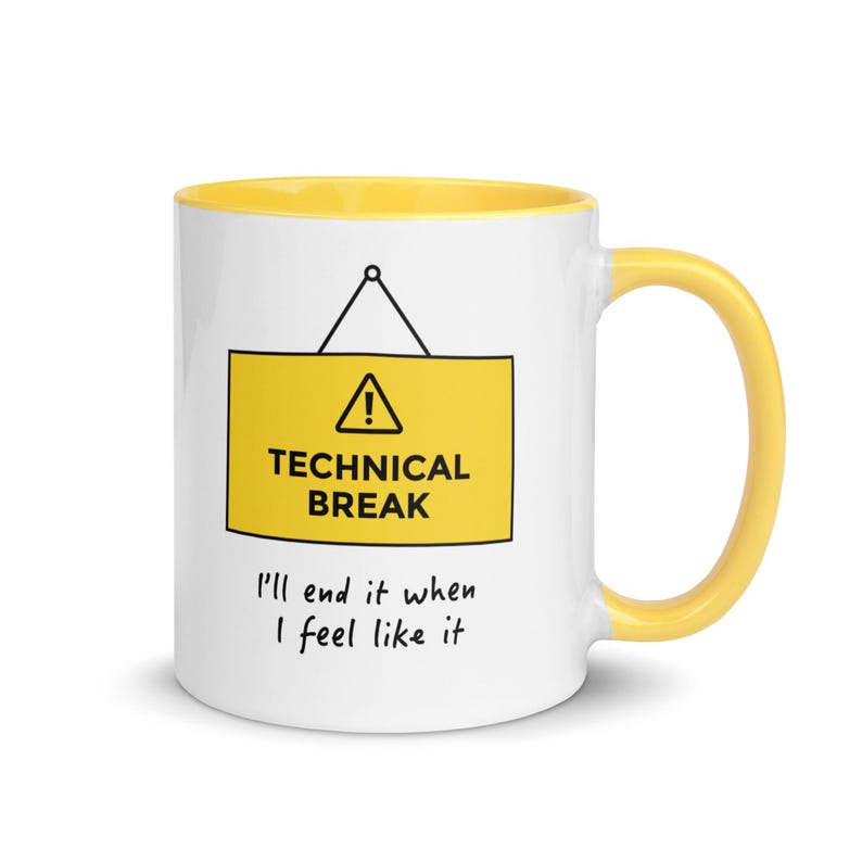 Puede incluir: Taza de cer&aacute;mica blanca con interior y asa amarillos. La taza presenta un letrero rectangular amarillo con las palabras "TECHNICAL BREAK" y un s&iacute;mbolo de exclamaci&oacute;n. Debajo del letrero est&aacute; el texto "I'll end it when I feel like it."