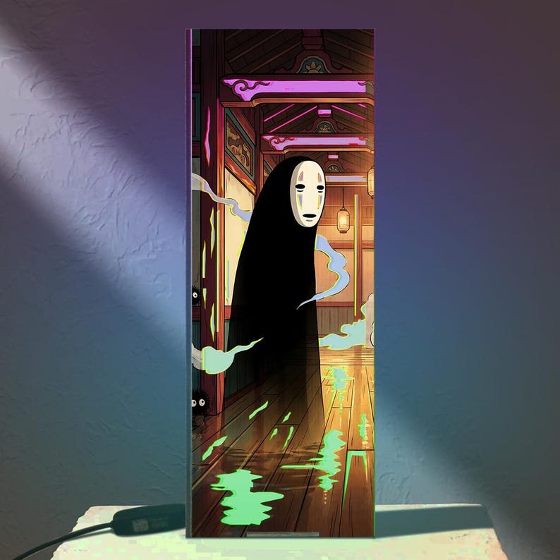 Puede incluir: L&aacute;mpara rectangular con una escena de una pel&iacute;cula de animaci&oacute;n. La obra de arte representa una figura con capa y m&aacute;scara negras en un pasillo de madera. La escena est&aacute; iluminada con luz c&aacute;lida, con acentos verdes y azules.