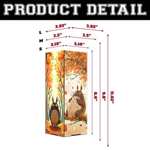Puede incluir: Caja decorativa de madera con una escena de bosque y dos personajes de dibujos animados. La caja mide 28 cm de alto, 10 cm de ancho y 10 cm de profundidad. El texto "PRODUCT DETAIL" est&aacute; en la parte superior.