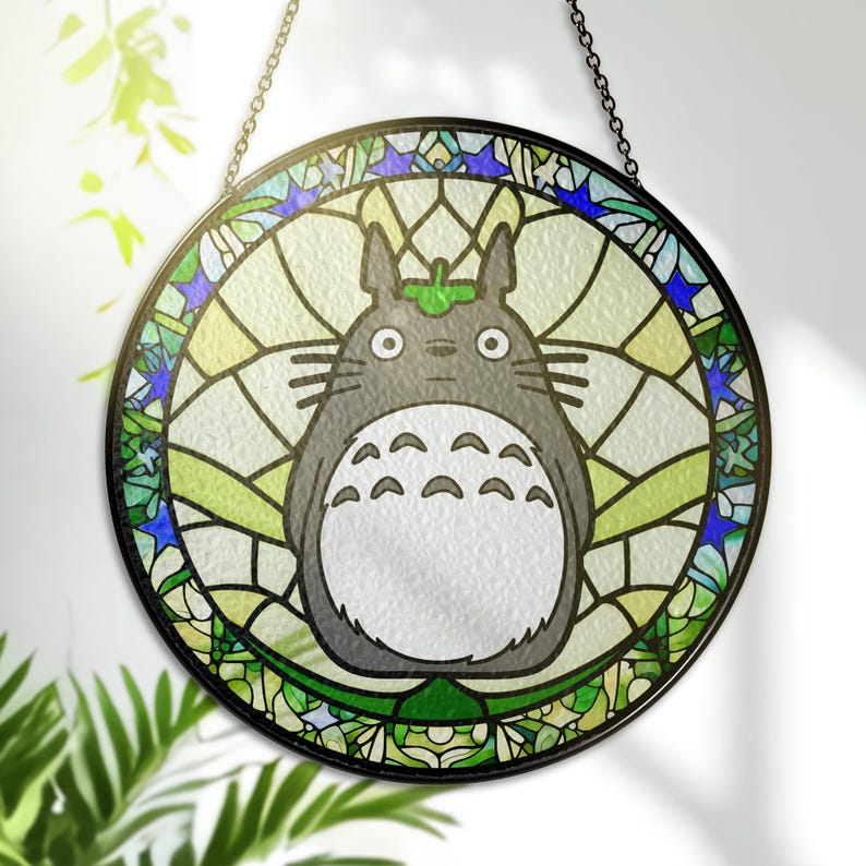 Solfångare i glas i skogsanda – Min granne-inspirerad glaskonst – Studio Ghibli – Fönster- och väggbonad – Gåva till animeälskare bild 1