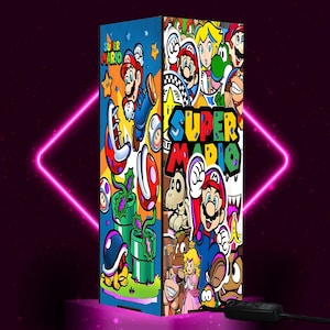 Puede incluir: Un mueble alto y rectangular con el tema de Super Mario, con un dise&ntilde;o vibrante y colorido. El mueble presenta varios personajes de la franquicia Super Mario, incluyendo a Mario, Luigi y la Princesa Peach. Las palabras "Super Mario" se muestran de forma prominente. El mueble est&aacute; sobre una base morada.