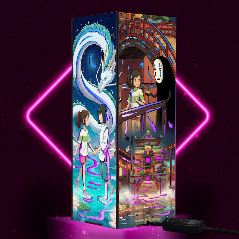 Puede incluir: Una l&aacute;mpara decorativa con ilustraciones de la pel&iacute;cula de animaci&oacute;n El viaje de Chihiro. La l&aacute;mpara tiene forma rectangular y muestra ilustraciones coloridas de personajes y escenas de la pel&iacute;cula. La l&aacute;mpara tiene un cable de alimentaci&oacute;n negro y un bot&oacute;n de encendido negro.