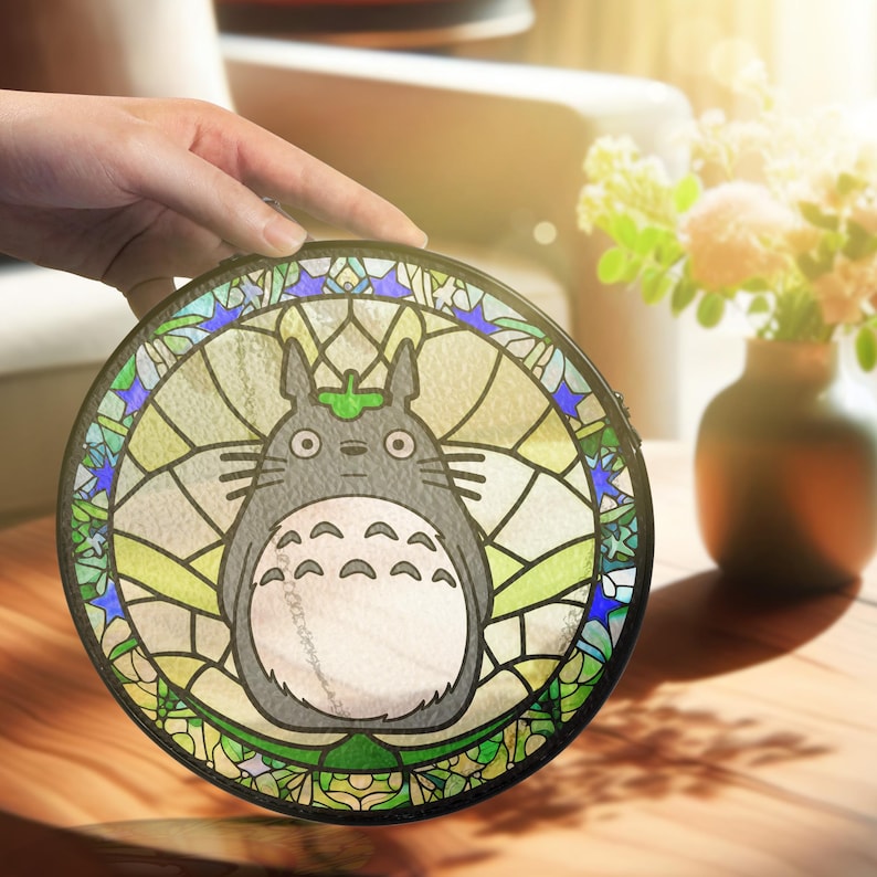 Solfångare i glas i skogsanda – Min granne-inspirerad glaskonst – Studio Ghibli – Fönster- och väggbonad – Gåva till animeälskare bild 2