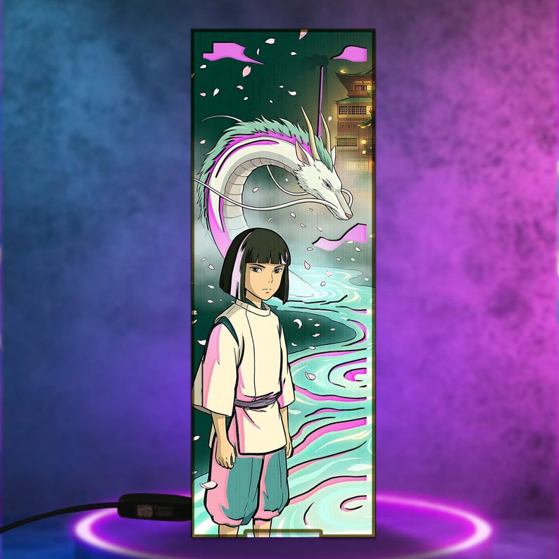 Puede incluir: L&aacute;mpara decorativa con una ilustraci&oacute;n de estilo anime. La obra de arte representa a un joven con un atuendo blanco y rosa, un drag&oacute;n blanco y un edificio tradicional. La l&aacute;mpara es rectangular con una base negra. El fondo es verde y azul.