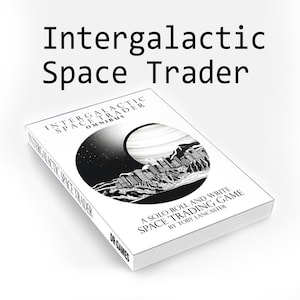 Könnte beinhalten: Eine Schwarzweißillustration einer Skyline einer Stadt auf einem Planeten mit einem Ringsystem. Der Buchtitel lautet "Intergalactic Space Trader Omnibus: A Solo Roll and Write Space Trading Game by Toby Lancaster".