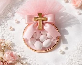Recuerdos de bautizo personalizados de almendras con cruz dorada, elegantes dulces de recuerdo.