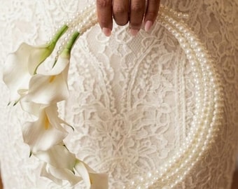 Ramo de novia con aro de perla, ramo de novia, aro de novia con cala, flores de boda con perla, ramo de novia moderno, accesorio de novia elegante