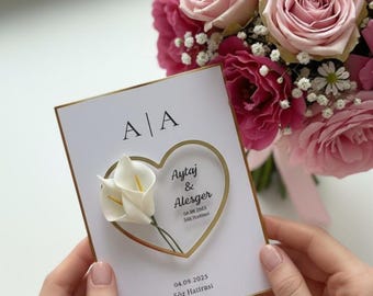 Recuerdo con imán de corazón personalizado / Recuerdo de compromiso con lirio de cala / Regalo de boda con nombre y fecha personalizados / Elegante tarjeta con imán para nevera