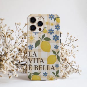 La Vita È Bella Handyhülle | Italienischer Sommer Zitronen-Druck | iPhone & Samsung Hülle | Niedliches Gingham-Blumenmuster Amalfiküste Ästhetik