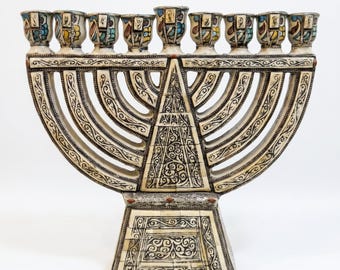 手作りの骨と金属製のメノラー、イエメン風のエッチング模様、宝石をあしらったエナメル装飾