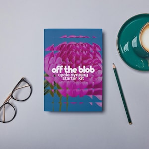 Puede incluir: Un folleto azul con un gráfico de flor rosa y el texto "off the blob cycle syncing starter kit".