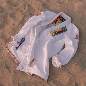 Witte jiu-jitsu-gi van albino's en preto's: BJJ-kimonopak