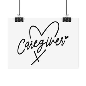 Könnte beinhalten: Ein weißes Poster mit dem Wort "Caregiver" in schwarzer Schrift, mit einem Herz über dem Wort und einem kleinen Herz am Ende. Das Poster wird von zwei schwarzen Büroklammern gehalten.