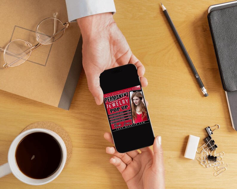Puede incluir: Un tel&eacute;fono inteligente muestra un anuncio de "Permanent Jewelry Pop Up". El tel&eacute;fono es sostenido por dos manos sobre un escritorio de madera, con una taza de caf&eacute;, gafas, un l&aacute;piz y &uacute;tiles de oficina. El anuncio presenta a una mujer con joyas.
