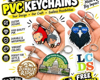 Może przedstawiać: Personalizowane breloki z PVC z różnymi wzorami, w tym postaciami w stylu anime, krukiem w niebieskich okularach w kształcie serca z napisem LET'S ROCK, okrągłym logo Tumbler Ridge, grafiką Kapitolu oraz literami LCDS w bloku.