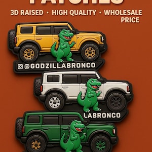Op de afbeelding: Aangepaste PVC-patches met 3D-verhoogde ontwerpen. De patches tonen een gele, witte en groene SUV met een groen dinosaurusmascotte. Elke patch heeft een zwarte rand met de Instagram-handle @GODZILLABRONCO of LABRONCO.