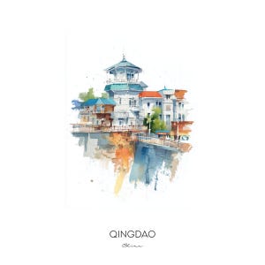 Op de afbeelding: Aquarel schilderij van Qingdao, China. Het kunstwerk toont een cluster van witte gebouwen met rode en blauwe daken, een toren en een brug. De afbeelding heeft een zachte, artistieke stijl met aquareleffecten en de tekst "QINGDAO China" onderaan.