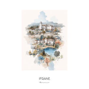 Könnte beinhalten: Ein Aquarellbild einer kleinen Stadt in den Bergen. Die Stadt ist von Bäumen und einem kleinen See umgeben. Das Bild ist in Blautönen, Grüntönen und Brauntönen gehalten. Der Text "IFRANE" und "Marokko" ist unten auf dem Bild geschrieben.