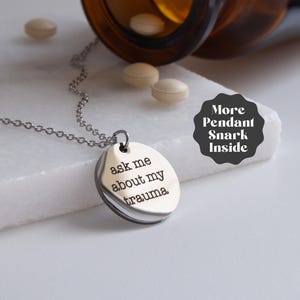 Collar con cita personalizada: colgante grabado personalizado con mensaje sarcástico