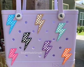 Dijes para bolsos Bogg con forma de rayo y tablero de ajedrez, accesorios para bolsos Bogg, bolsos Bogg Jibitz, bolsos Bogg personalizados, etiquetas para bolsos Bogg, dijes para bolsos modernos y sencillos