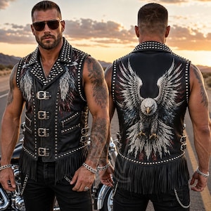 Può includere: Un gilet in pelle nera con borchie metalliche argentate lungo il colletto e i bordi, quattro chiusure frontali con fibbia e lunghe frange sull'orlo. Il retro presenta una grande e dettagliata grafica di un'aquila calva con ali spiegate.