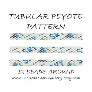 Può includere: Uno sfondo bianco con il testo "TUBULAR PEYOTE PATTERN" e tre motivi orizzontali di perline blu, grigie e bianche. È presente anche il testo "12 BEADS AROUND" e un indirizzo web.