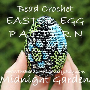 以下が含まれることがあります： 「ミッドナイトガーデン」と呼ばれるビーズクロシェのイースターエッグパターン。卵は黒で、緑、青、白のビーズで飾られています。