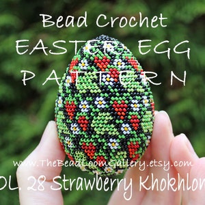 以下が含まれることがあります： イチゴのデザインのビーズイースターエッグパターン。卵は赤、緑、黒、白のビーズで覆われています。画像には「Bead Crochet Easter Egg Pattern」と「VOL. 28 Strawberry Khokhloma」と書かれています。