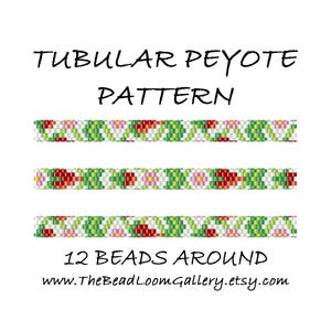 Può includere: Uno sfondo bianco presenta tre motivi tubolari peyote con perline verdi, rosse e rosa. Il testo "TUBULAR PEYOTE PATTERN" è in alto e "12 BEADS AROUND" in basso, con un indirizzo web.