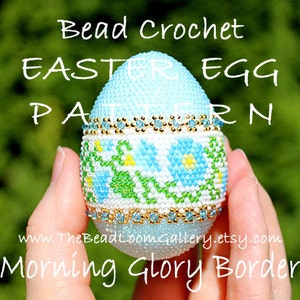 以下が含まれることがあります： 金と青の縁取りが施された青と白のビーズでできたイースターエッグ。卵は花柄で飾られ、「モーニンググローリーボーダー」という文字が書かれています。