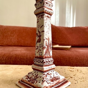 Peut inclure: Un bougeoir décoratif en céramique avec une base et un sommet carrés. Le bougeoir est blanc avec des motifs floraux et géométriques bruns. La conception comprend une forme de colonne avec des sculptures détaillées et un sommet carré.