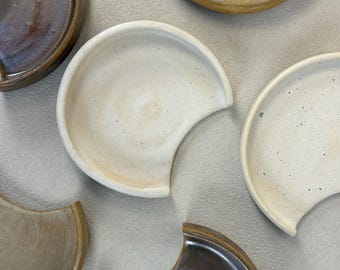 Poggiacucchiaio in ceramica fatto a mano / Poggiacucchiaio in gres da 7,6 cm con intaglio semicircolare / Collezione Essential Forms / Accessorio da cucina moderno e naturale