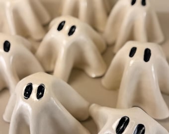 Ręcznie robione ceramiczne duchy: minimalistyczna dekoracja na Halloween
