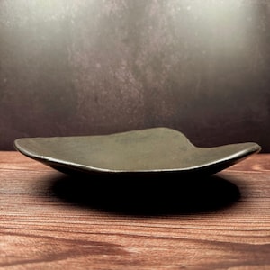 Handgjord keramikskål – 20 cm asymmetrisk skål med smidesjärnsglasyr | Mönsterdekoration i ekologiskt modernt stengods