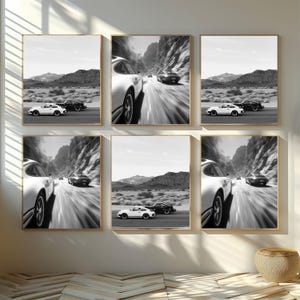 Puede incluir: Seis impresiones en blanco y negro enmarcadas de coches deportivos corriendo en una carretera. Los coches son blancos y negros, con desenfoque de movimiento que indica velocidad. El fondo presenta montañas y un cielo despejado.