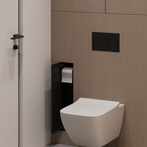 以下が含まれることがあります： 壁掛け式の白いトイレを備えたモダンなバスルームインテリア。黒いトイレットペーパーホルダーとフラッシュプレートが、木製のパネル壁に設置されています。黒いハンドルが付いた白いドアが左側にあります。