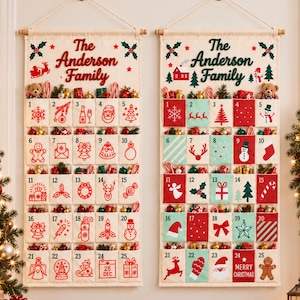 Può includere: Due calendari dell'avvento da parete in tessuto color avorio con bastoni in legno e cordini. Ognuno presenta la scritta The Anderson Family, tasche numerate da 1 a 25 e varie icone natalizie rosse o verdi come alberi, pupazzi e regali.