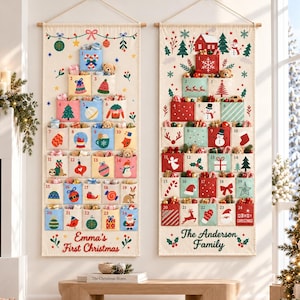 Pode incluir: Dois calendários do advento de tecido pendurados lado a lado. O da esquerda apresenta o texto Emma's First Christmas e o da direita The Anderson Family. Ambos os calendários têm vinte e quatro bolsos numerados com ícones festivos coloridos.