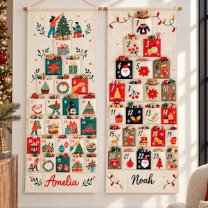 Può includere: Due calendari dell'avvento da parete in tessuto color crema con bastoncini di legno e corda. Ognuno presenta ventiquattro tasche numerate decorate con illustrazioni natalizie colorate e i nomi Amelia e Noah scritti in corsivo.